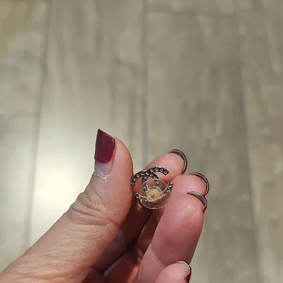 Designer Inspired Stud - Picture 3 of 4